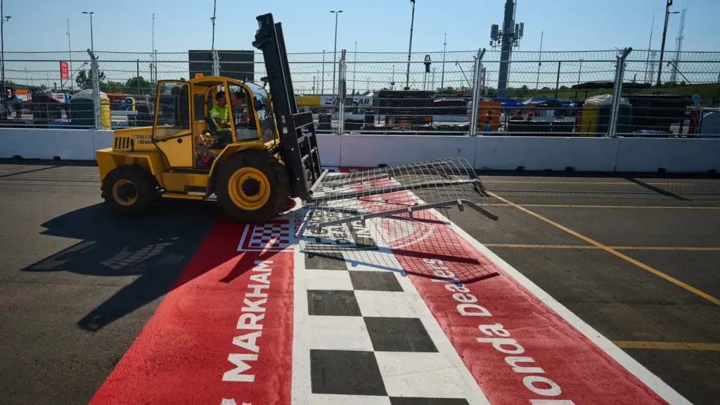 Track preparation problems delay practice at Ontario Honda Dealers Indy in Markham