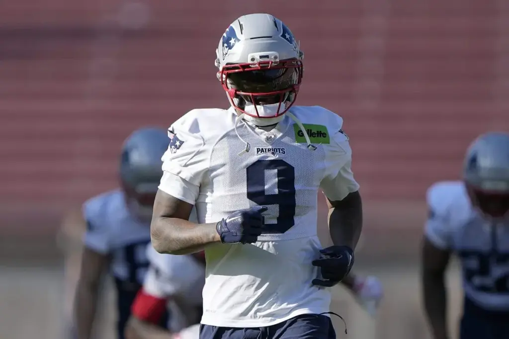 Sources: Patriots trading Boutte to Texans for Reed, draft pick